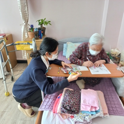  미술요법(매화 색칠하기)
